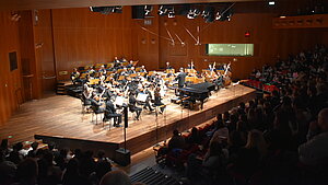 Il palco con l'orchestra